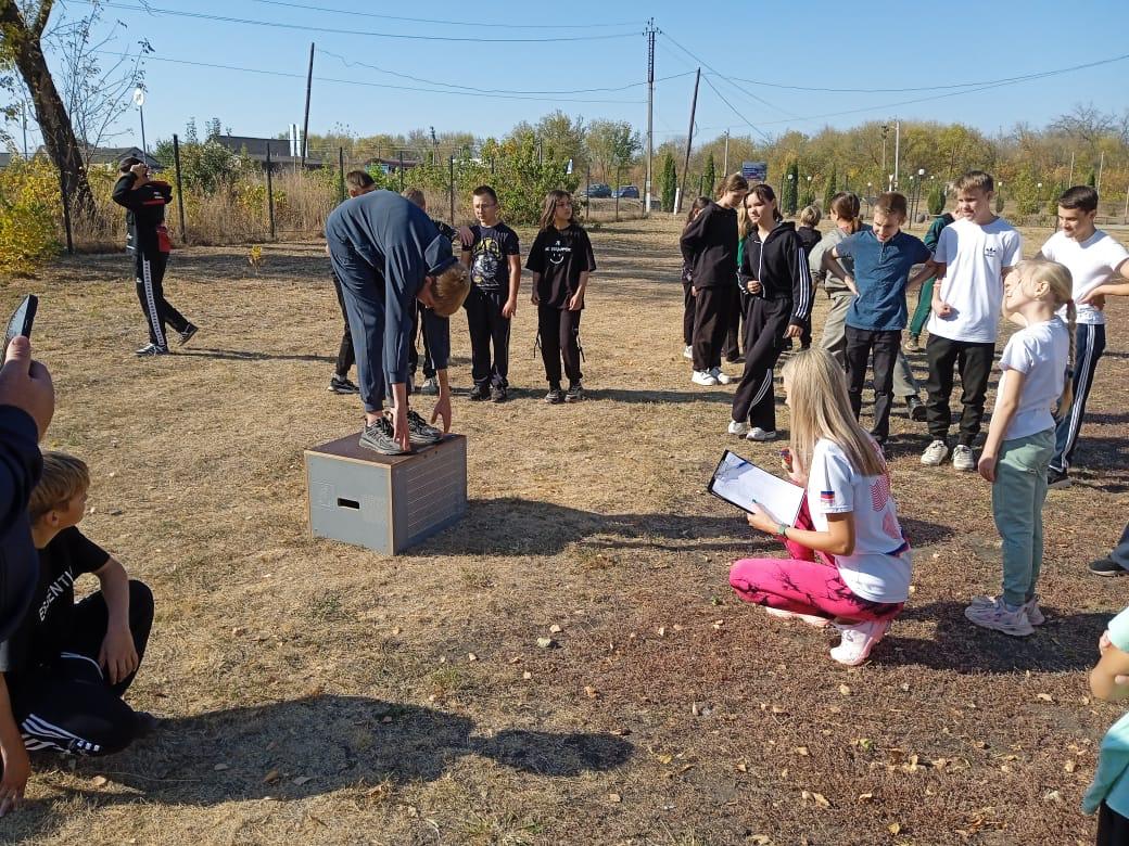 Учащиеся МКОУ «Хреновская ООШ»  успешно прошли тестирование комплекса ГТО (Готов к труду и обороне). Это мероприятие стало отличной возможностью для школьников продемонстрировать свои физические способности и укрепить здоровый образ жизни.