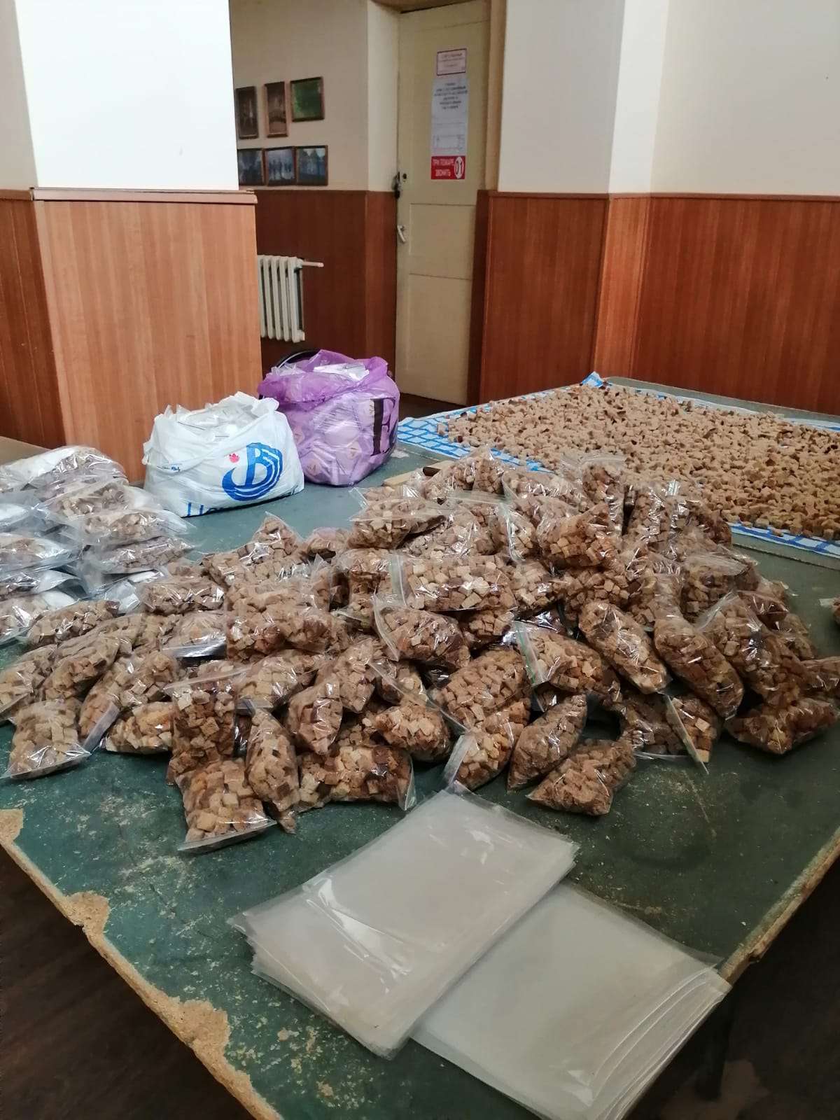 Волонтеры Нижнекатуховского сельского поселения продолжают заниматься фасовкой сухарей, чая, сахара.